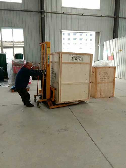 江蘇省南京市聚脲聚氨酯兩用噴涂機(jī)發(fā)貨(圖2) 聚脲聚氨酯兩用噴涂機(jī)裝箱發(fā)貨現(xiàn)場