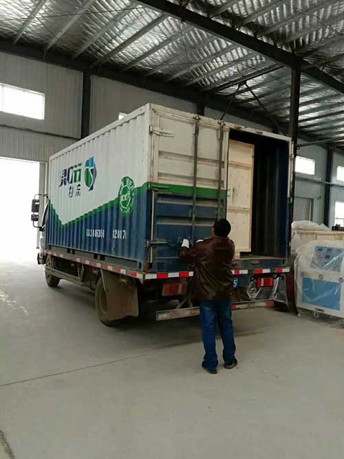 江蘇省南京市聚脲聚氨酯兩用噴涂機(jī)發(fā)貨(圖4) 江蘇省南京市聚脲聚氨酯兩用噴涂機(jī)裝車發(fā)貨中