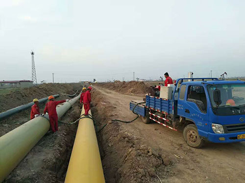 承德管道防腐 小型聚脲噴涂機(jī)防腐施工(圖1) 管道防腐聚脲噴涂機(jī)施工現(xiàn)場(chǎng)