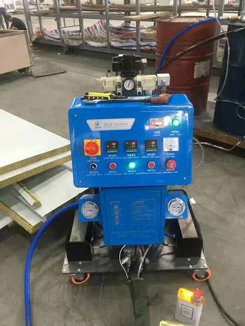 外墻保溫層的施工及保溫系統(tǒng)的布置(圖1) 保溫層施工使用的聚氨酯發(fā)泡機(jī)設(shè)備