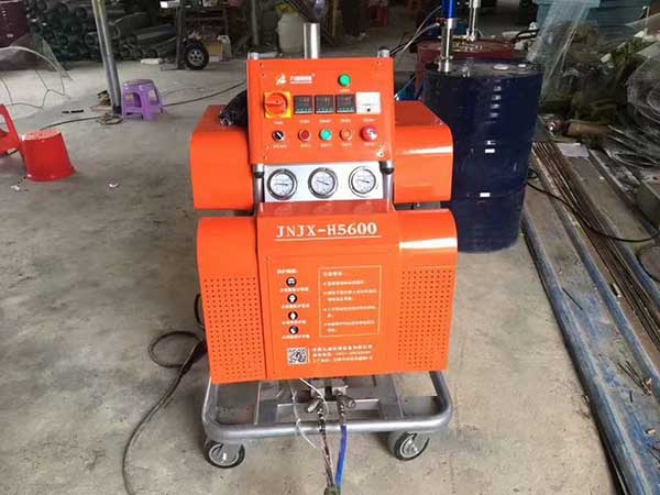 液壓聚脲設(shè)備JNJX-H5600型(圖2) 5600聚脲噴涂機(jī)施工現(xiàn)場(chǎng)培訓(xùn)