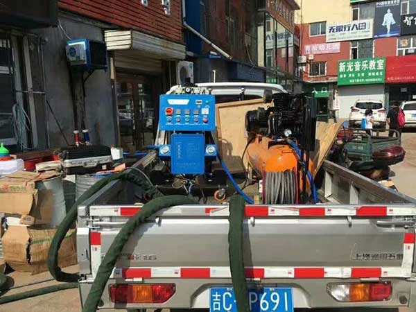 常見建筑外墻保溫有哪幾種形式?聚氨酯保溫每平米價格是多少(圖1) 建筑保溫聚氨酯施工噴涂機(jī)施工現(xiàn)場